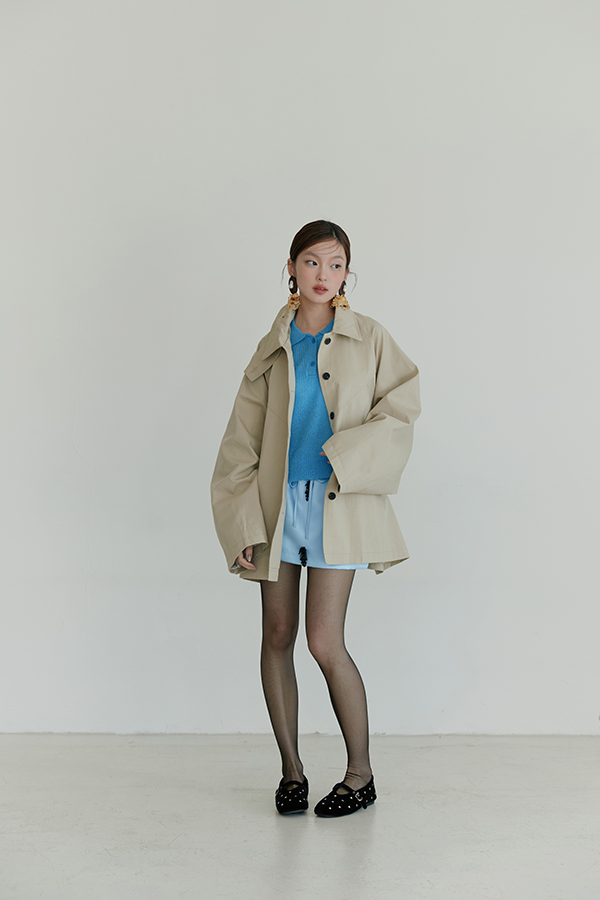 MOSDRESS 綁帶翻領輕薄風衣外套 卡其風衣搭配短裙