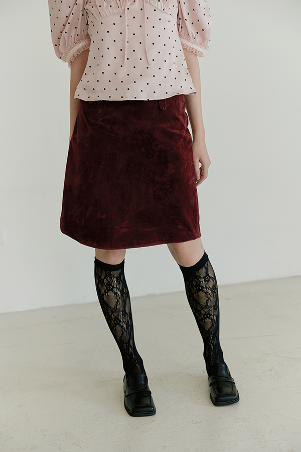 MOSDRESS 麂皮感絨面A字裙(附腰帶) 酒紅色 麂皮感短裙正面