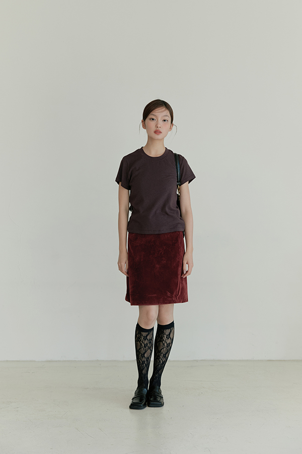 MOSDRESS 麂皮感絨面A字裙(附腰帶) 酒紅短裙搭配短T