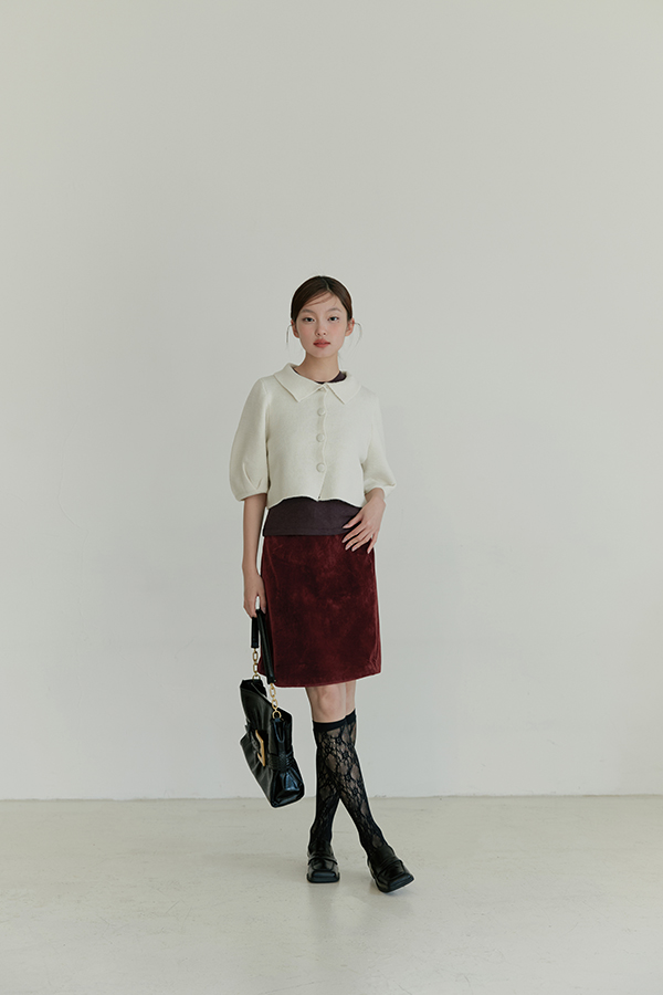 MOSDRESS 麂皮感絨面A字裙(附腰帶) 酒紅短裙搭配翻領外套