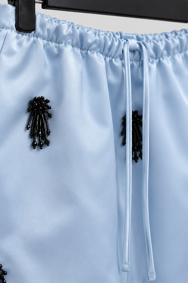 MOSDRESS 訂製流蘇串珠緞面抽繩短裙 淺藍緞面與流蘇細節