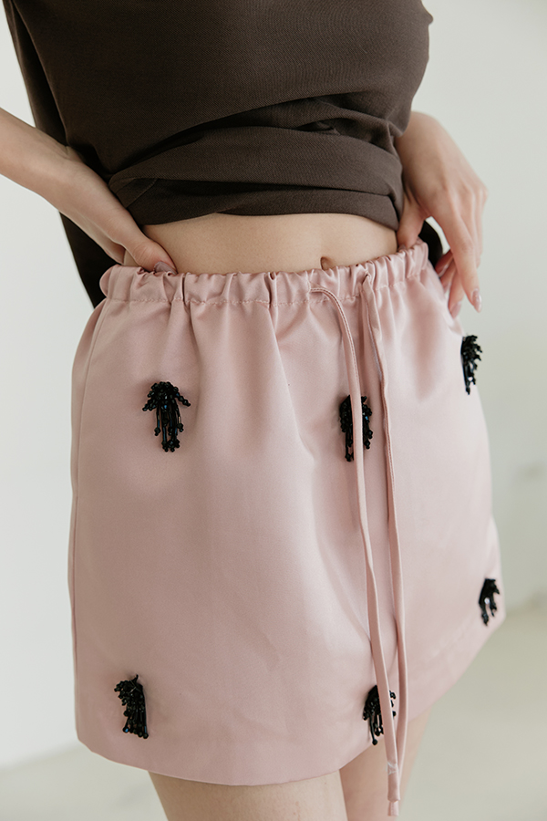 MOSDRESS 訂製流蘇串珠緞面抽繩短裙 粉色 抽繩裙腰與流蘇