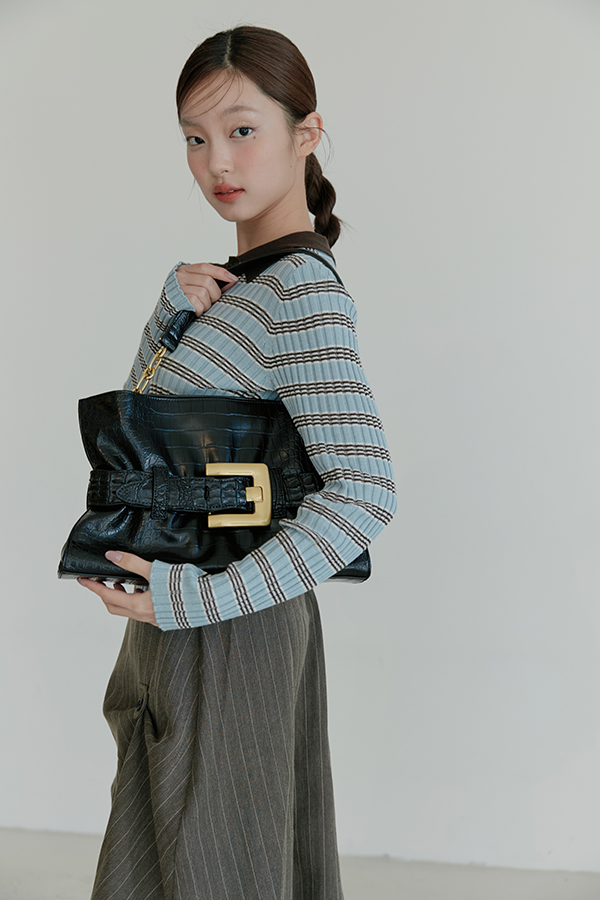 MOSDRESS 仿鱷魚紋大方釦手拿包 黑色包款搭配條紋上衣