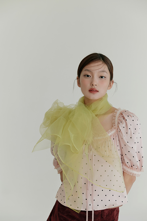 MOSDRESS 皺感金絲透膚長絲巾 嫩綠色 透膚絲巾近看
