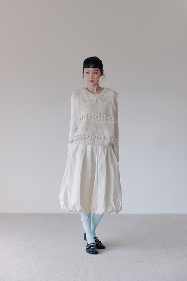 MOSDRESS 立體球球針織背心 2色 米白 長裙層次穿搭全貌