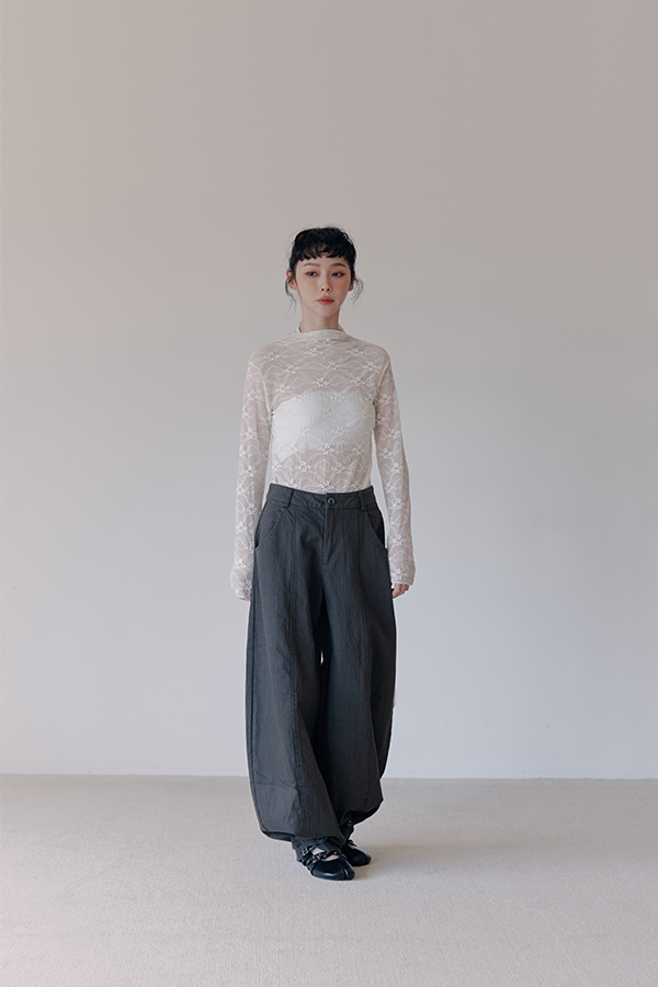 MOSDRESS 浮雕小花透膚蕾絲打底衫 蕾絲上衣搭配寬褲全貌