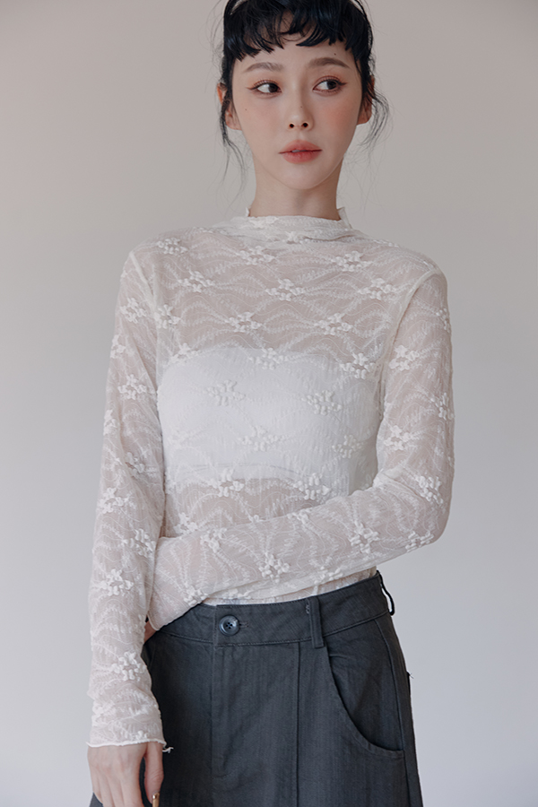 MOSDRESS 浮雕小花透膚蕾絲打底衫 高領蕾絲與袖口細節