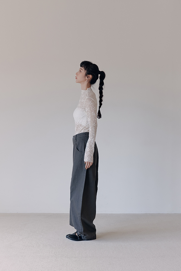 MOSDRESS 浮雕小花透膚蕾絲打底衫 側面穿搭輪廓