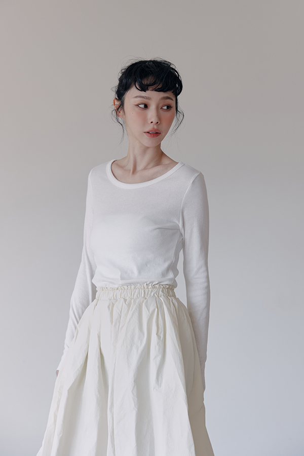 MOSDRESS 簡約圓領修身上衣 2色 白色 修身上身輪廓近景