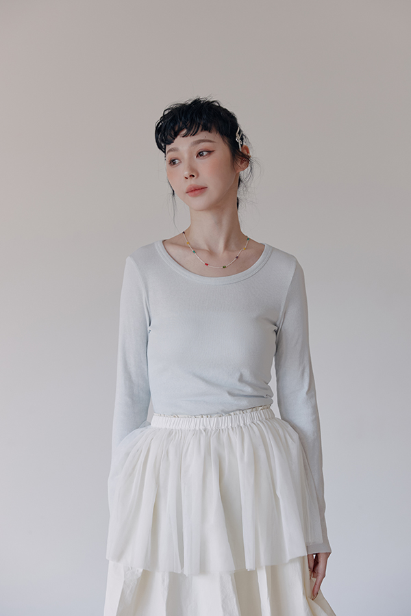 MOSDRESS 簡約圓領修身上衣 2色 白色 圓領與肩線近景