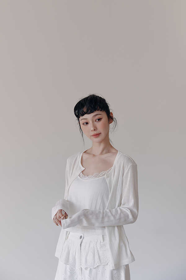 MOSDRESS 假兩件蕾絲坑條背心外套 3色 白色 蕾絲領口上身近景
