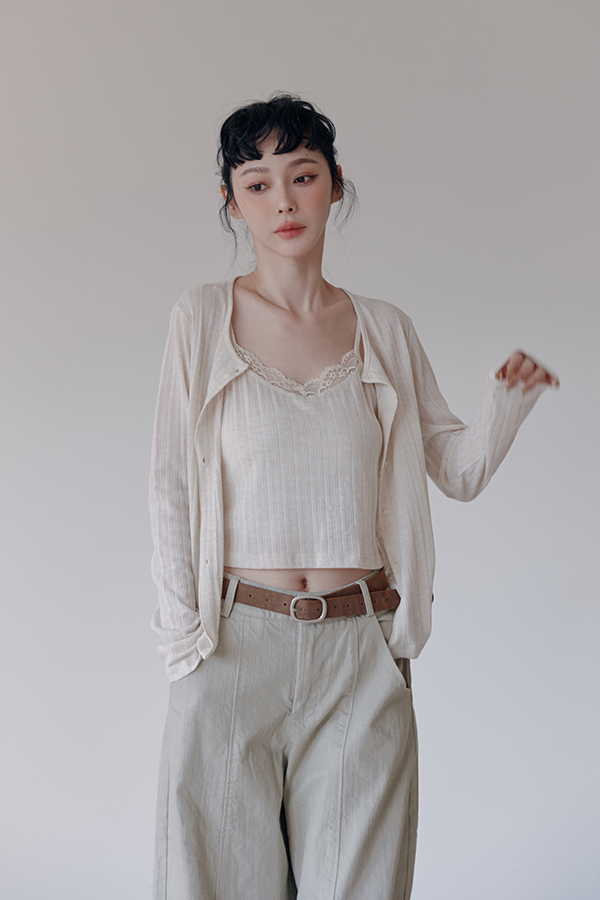 MOSDRESS 假兩件蕾絲坑條背心外套 3色 杏色 杏色背心與外套近景