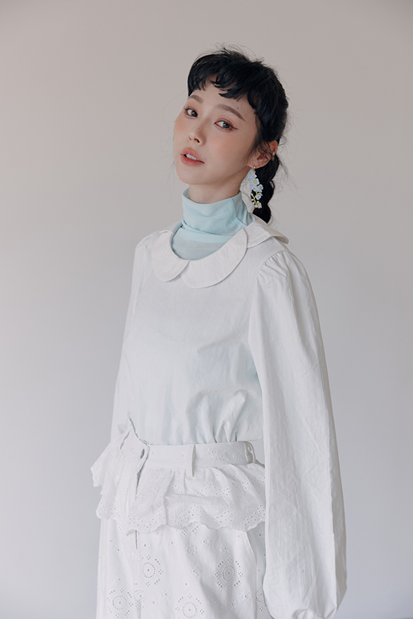 MOSDRESS 甜美花瓣領澎袖襯衫 領口與上身近景