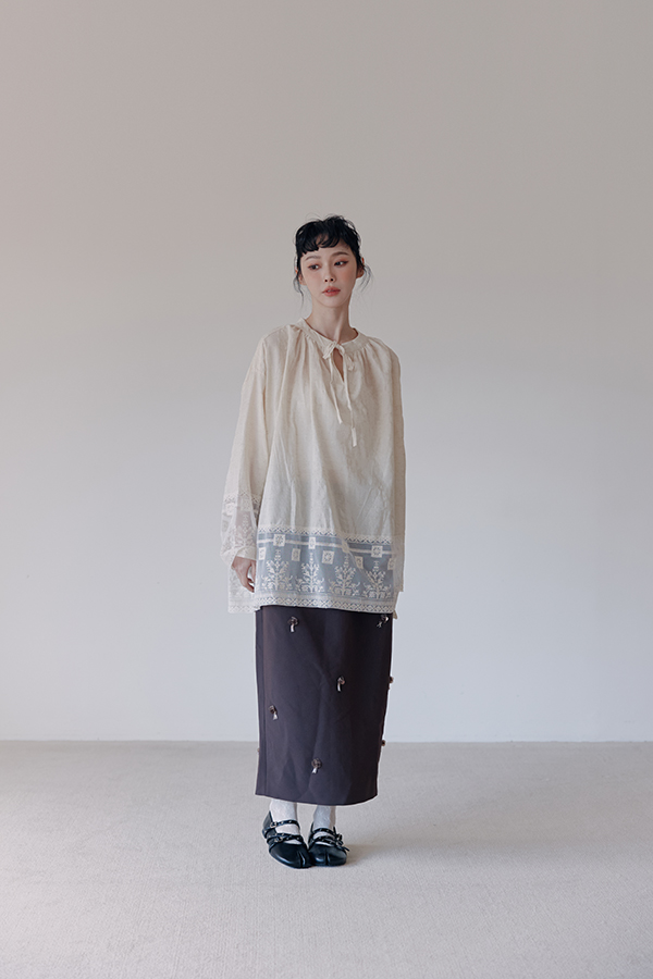 MOSDRESS 花卉蕾絲綁帶寬鬆上衣 2色 米杏色 寬鬆上衣搭長裙全貌