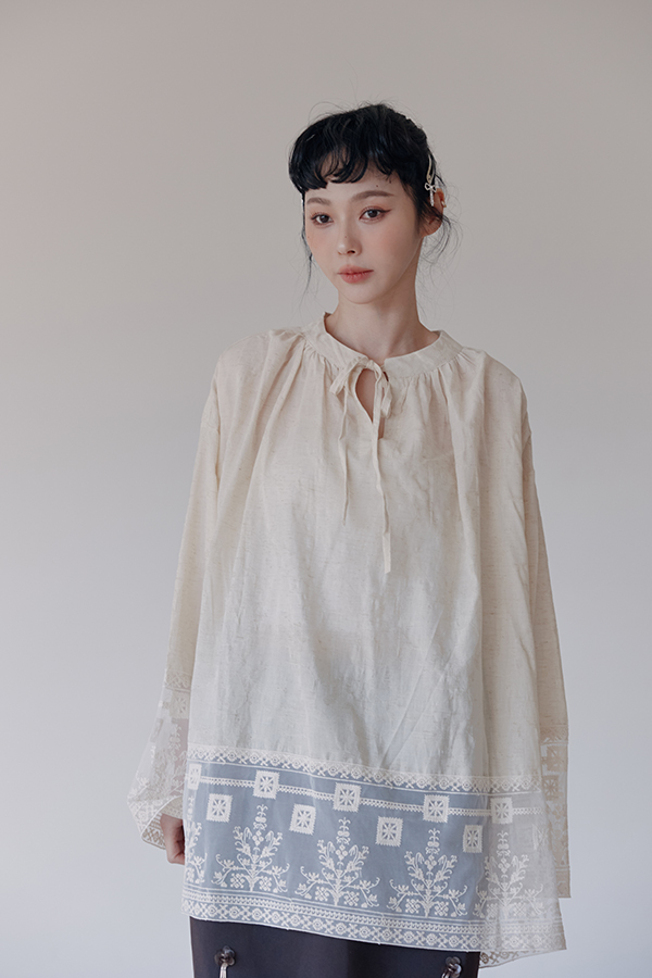 MOSDRESS 花卉蕾絲綁帶寬鬆上衣 2色 米杏色 綁帶領口上身近景