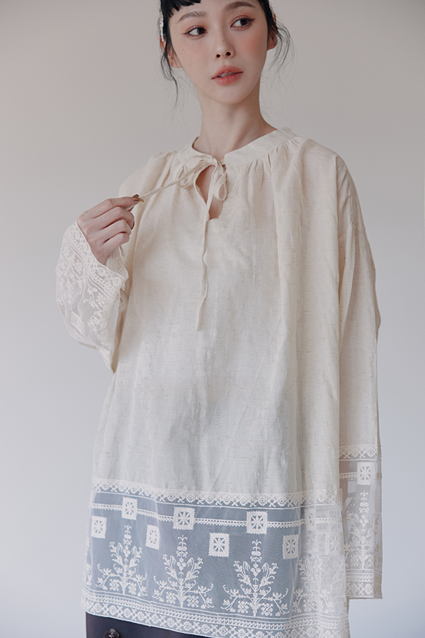 MOSDRESS 花卉蕾絲綁帶寬鬆上衣 2色 米杏色 花卉蕾絲下襬與袖口