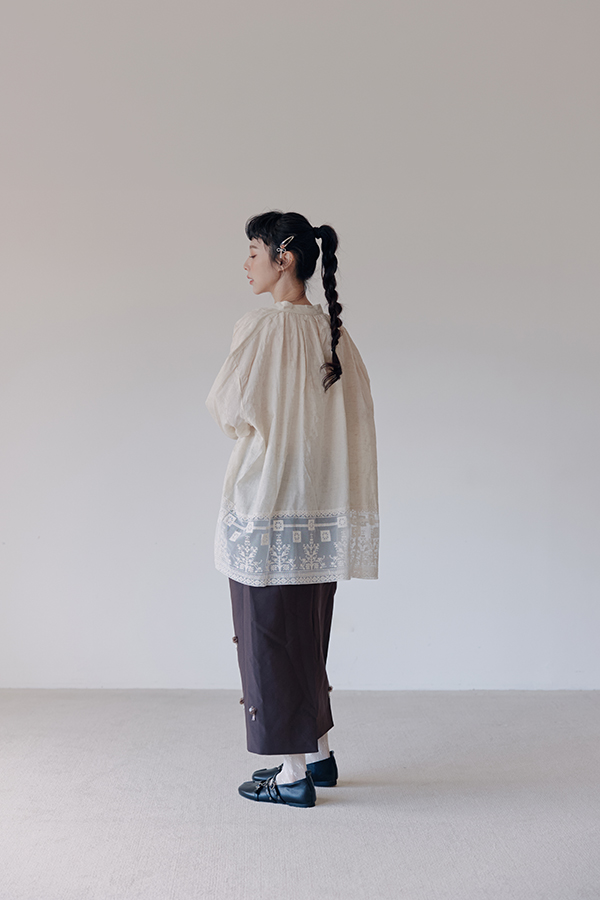 MOSDRESS 花卉蕾絲綁帶寬鬆上衣 2色 米杏色 米杏上衣側面輪廓
