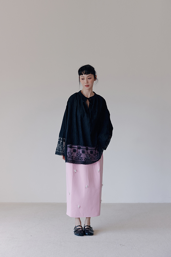 MOSDRESS 花卉蕾絲綁帶寬鬆上衣 2色 黑色 黑色上衣搭長裙全貌