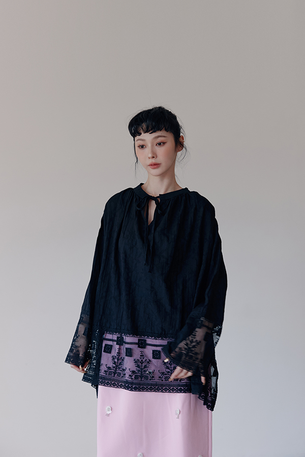 MOSDRESS 花卉蕾絲綁帶寬鬆上衣 2色 黑色 黑色蕾絲下襬展示