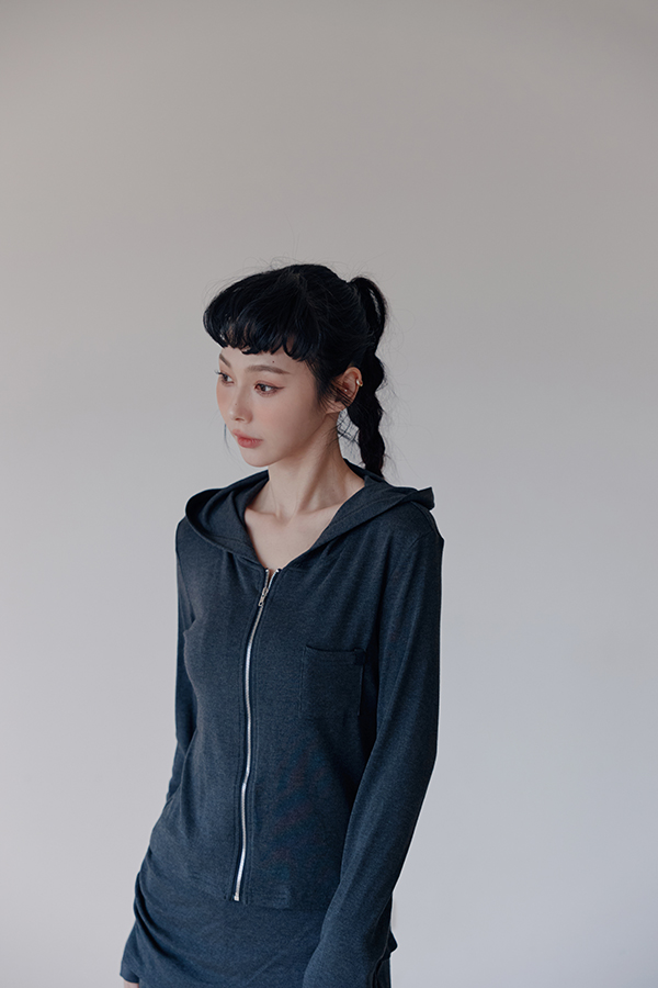 MOSDRESS 休閒連帽拉鍊外套 2色 深灰 胸前口袋與外套輪廓