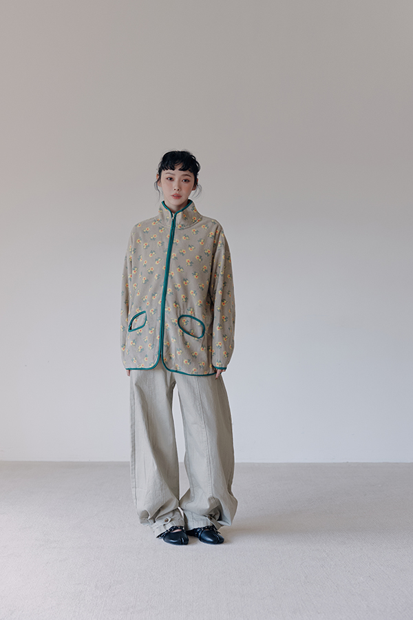 MOSDRESS 復古碎花滾邊刷毛外套 2色 卡其 碎花外套搭寬褲全貌