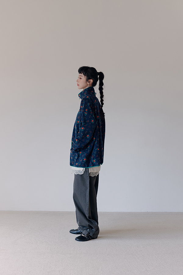 MOSDRESS 復古碎花滾邊刷毛外套 2色 深藍 深藍外套側面搭配