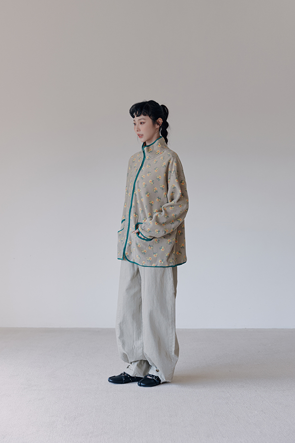 MOSDRESS 復古碎花滾邊刷毛外套 2色 卡其 卡其外套側面輪廓