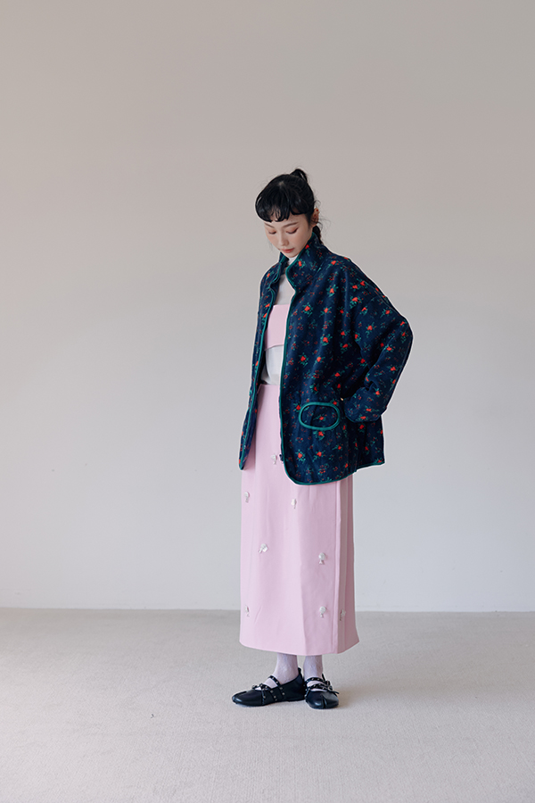 MOSDRESS 復古碎花滾邊刷毛外套 2色 深藍 深藍碎花正面穿搭