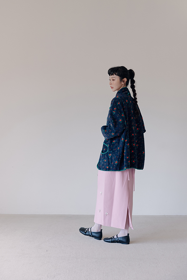 MOSDRESS 復古碎花滾邊刷毛外套 2色 深藍 深藍外套側面輪廓