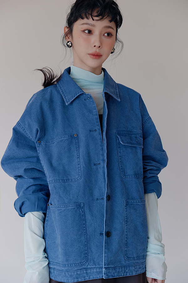 MOSDRESS 復古水洗口袋工裝外套 2色 牛仔藍 牛仔藍外套上身近景