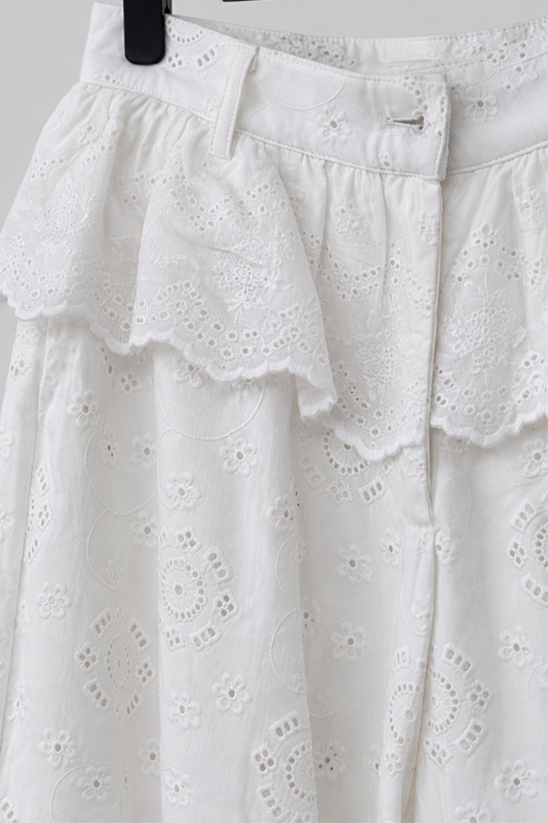 MOSDRESS 訂製鏤空刺繡荷葉腰飾寬褲 鏤空刺繡與腰部細節