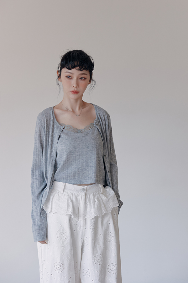 MOSDRESS 訂製鏤空刺繡荷葉腰飾寬褲 荷葉腰飾上身細節