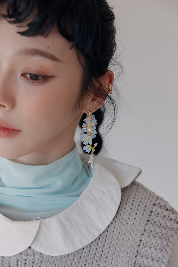 MOSDRESS 串珠小藍花耳針 垂墜串珠細節