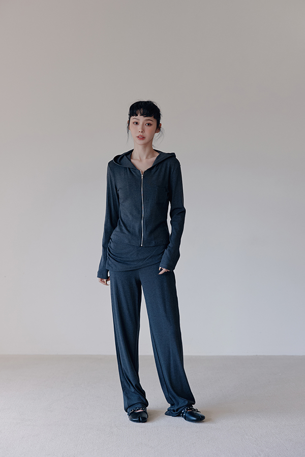 MOSDRESS 休閒莫代爾假兩件棉褲 2色 深灰 連帽外套搭棉褲全貌