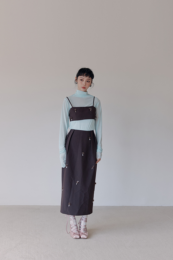 MOSDRESS 訂製墜飾造型背心+壓摺裙包套 2色 咖啡色 墜飾背心與長裙正面穿搭