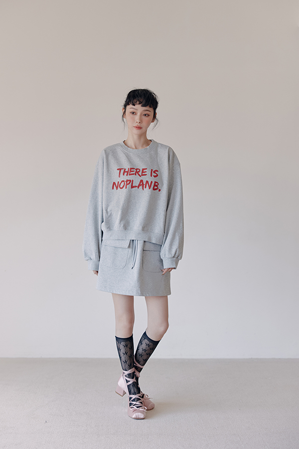 MOSDRESS 美式復古字母大學T+短裙包套 字母大學T搭短裙全貌
